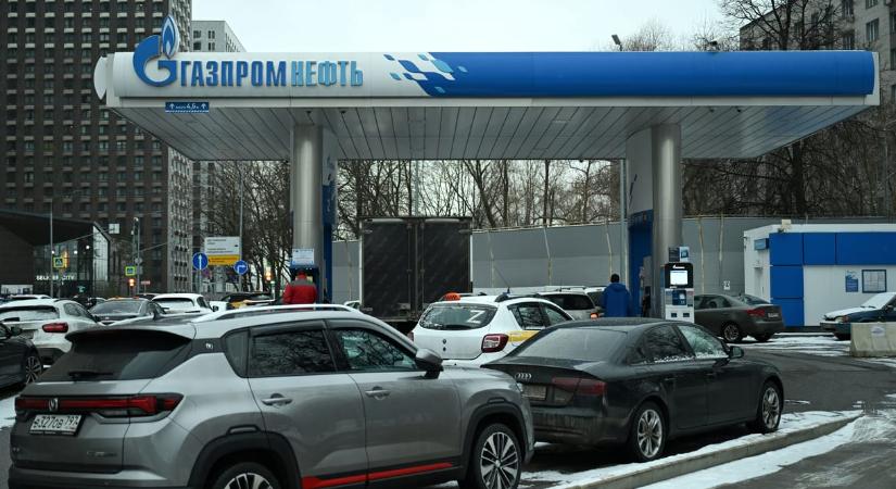 Hígítani kezdték a benzint az oroszok, annyira szétbombázták az infrastruktúrájukat az ukránok