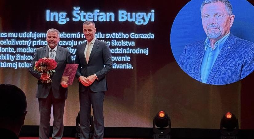 Rangos elismerésben részesült Bugyi István, az ipolysági szakközépiskola egykori igazgatója