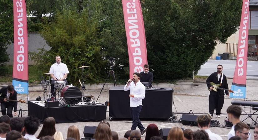 Künönleges Tanévzáró a Vasvillában - A diákok Beton.Hofival zárták az évet - fotók, videó