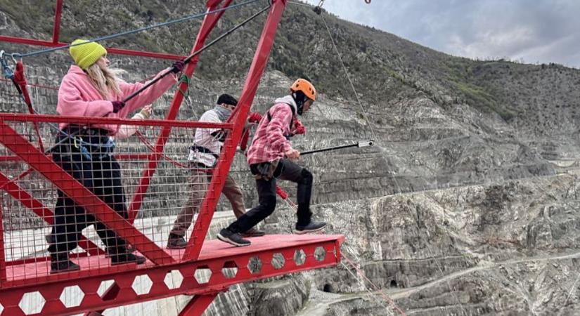 Biztonsági kötél nélkül dobták le a hídról a rope jumpingra készülő 21 éves lányt, nem tudják megmondani, ki hibázott