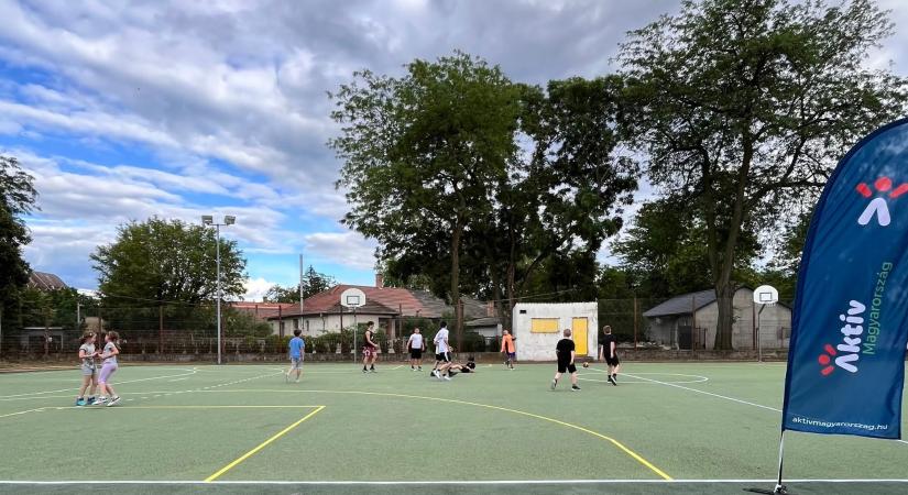 Megújult a Petőfi iskola udvarán található sportpálya Dorogon