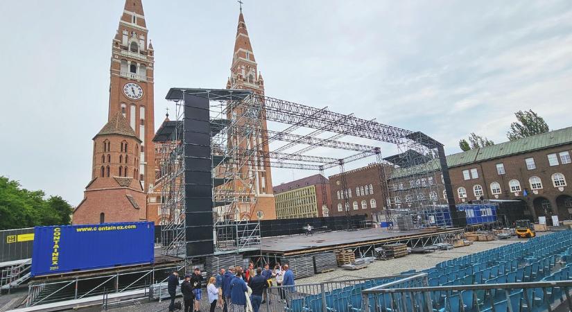 Több mint száz ember dolgozik a Dóm téren, hamarosan indul a Szegedi Szabadtéri Játékok jubileumi évada