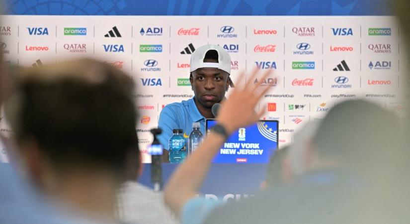 Pár napig kitartott egy szabály mellett, de most visszavonulót fújt a FIFA