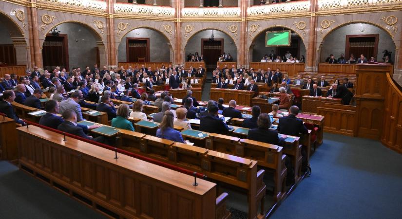 Volt szó a kamatstopról is, majd betoppant az ülésterembe Lázár János, Magyar Péter hozzá beszélt
