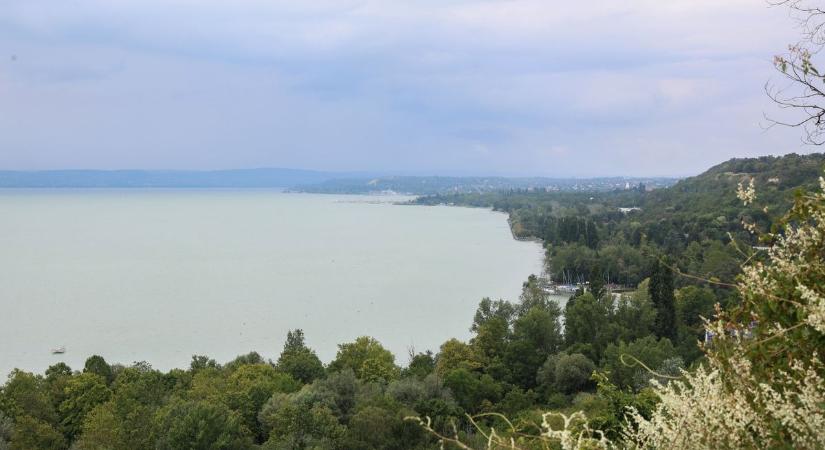 Videón az azúrkék Balaton, ahogy kevesen láthatják