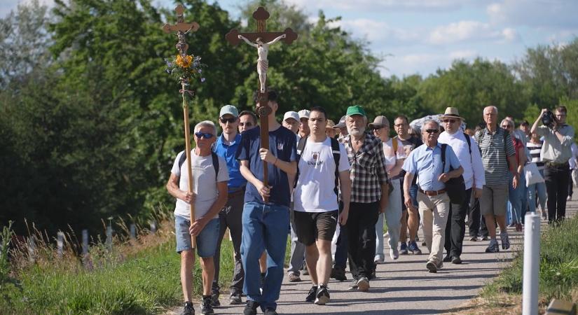 Zarándoklat a biskói komptragédia áldozatainak emlékére
