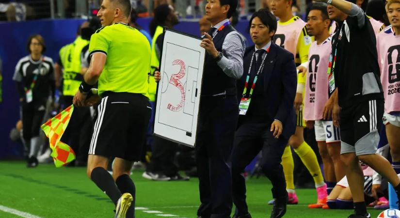 Mágikus táblát mutatott fel a japán kapitány, és jött az egyenlítés a hollandok ellen