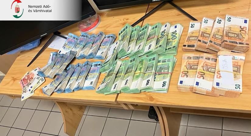 59 iPhone és 190 ezer euró lapult a kocsiban – videó