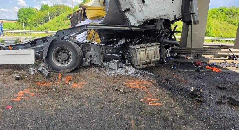 Tragédia: megbízható, figyelmes kamionsofőr hunyt el az M3-ason – így búcsúznak tőle a kollégák (fotók, videó)