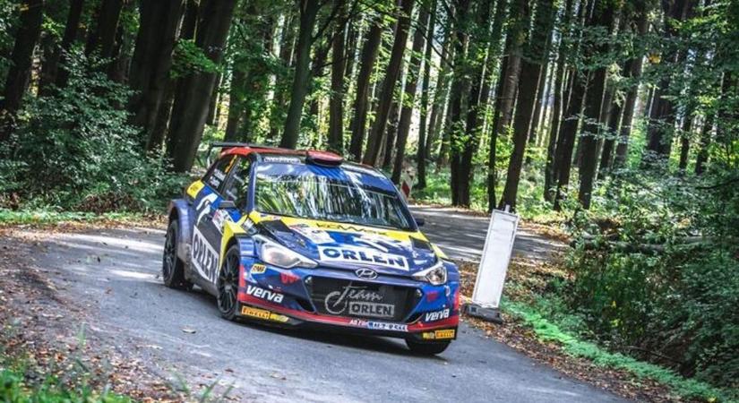 Az autóversennyel és a motorosokkal is csak a baj van
