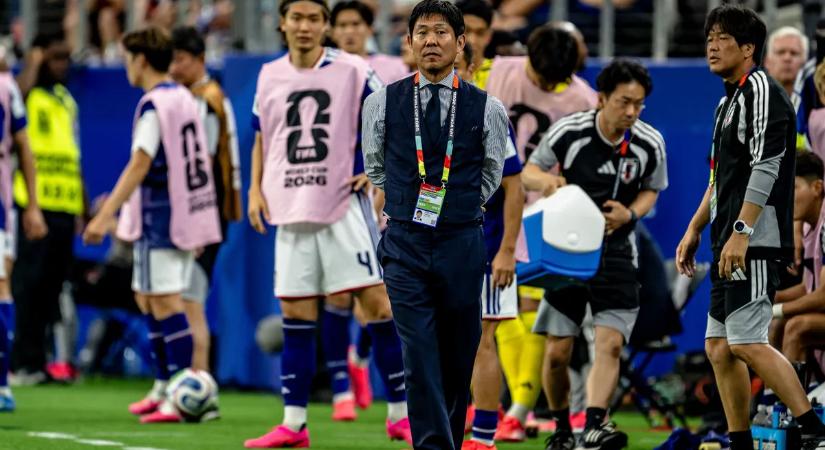 Zseniális japán módszer a foci-vb-n: táblával jelzett játékosainak a kapitány
