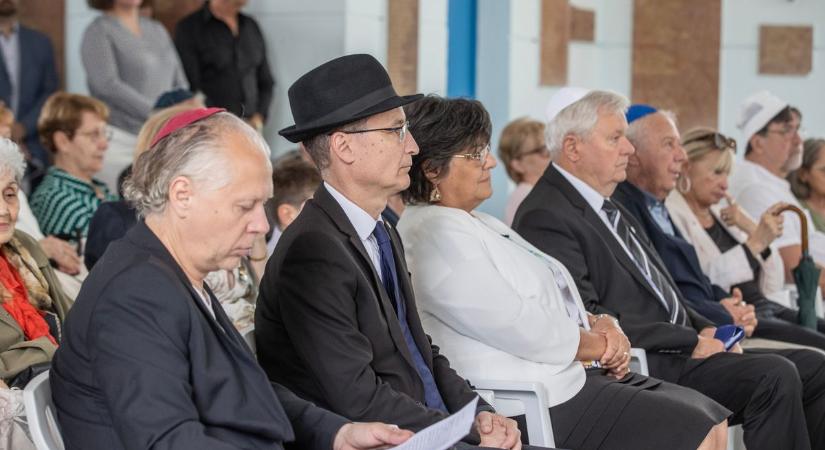 A történelem egyik legsötétebb fejezetére emlékeztek Székesfehérváron (galéria)