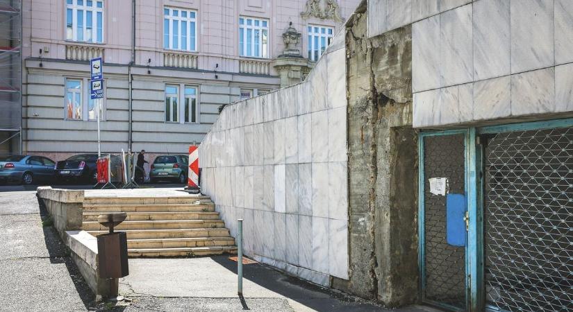 Lecsupaszítják a Győri Nemzeti Színházat a balesetveszélyes homlokzat miatt