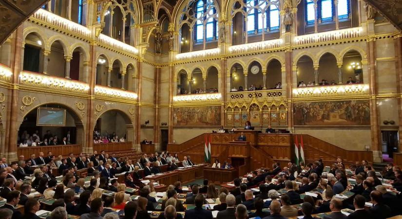 Magyar Péter a parlamentben: a Fidesz a migrációs paktum ügyében is hazudott