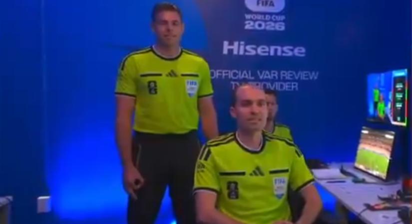 Mutogatott a VAR-bíró a kamerának, óriási botrány lett belőle
