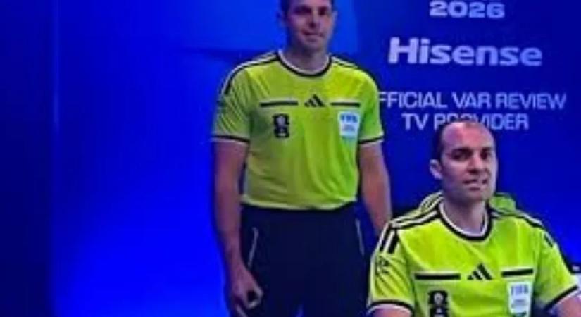 Vizsgálja a FIFA, hogy az ausztrál VAR-bíró a fehér felsőbbrendűségre utalt-e a kézjelével