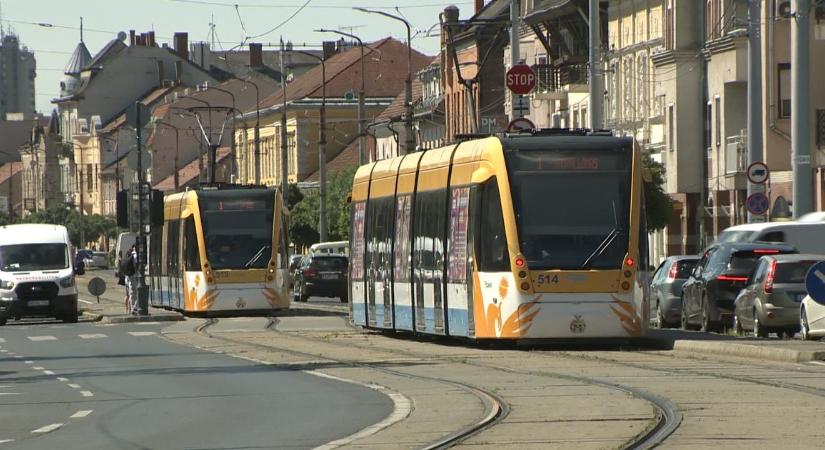 Új csuklós buszok, villamosvonalak és az utasok kéréseinek teljesítése - a DKV is napirenden volt a lakossági fórumon – videóval