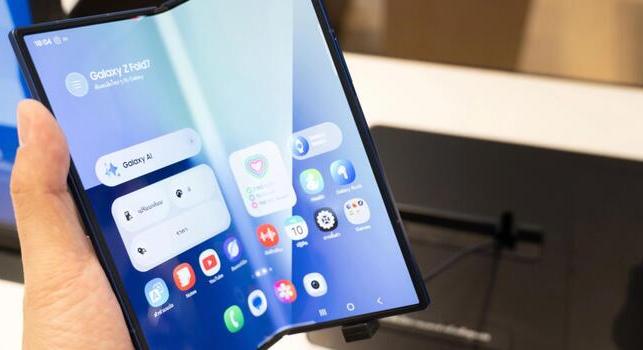 Fóliák árulkodnak a Samsung három hajtogatható telefonjáról