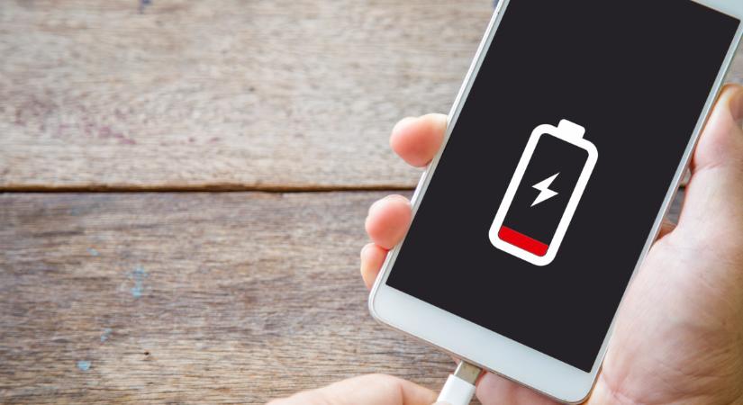 Ez történik a telefonod aksijával, ha egész éjszaka a töltőn hagyod
