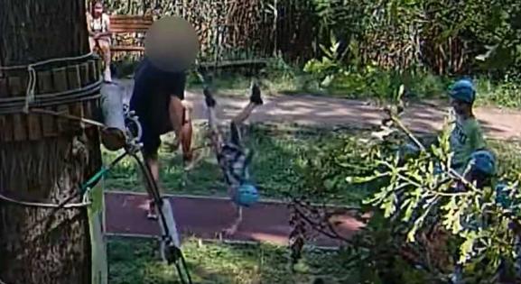 Nem kell börtönbe vonulnia a karateedzőnek, aki felrúgott egy kisfiút a Szolnoki Kalandparkban