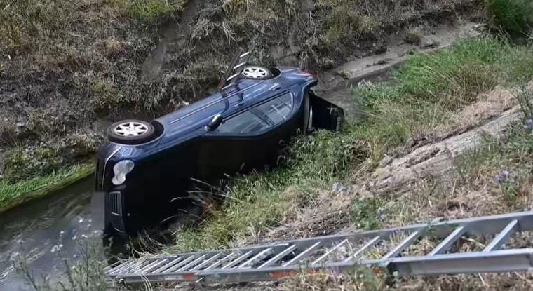 A zuglói Rákos-patakba borult egy autó, a sofőr otthagyta – videó