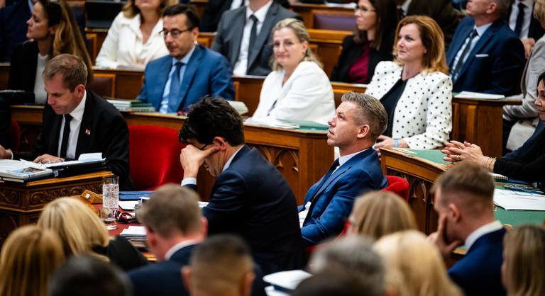 Döntött az Országgyűlés a miniszterelnöki tisztségről, Orbán Viktorból már nem lehet kormányfő