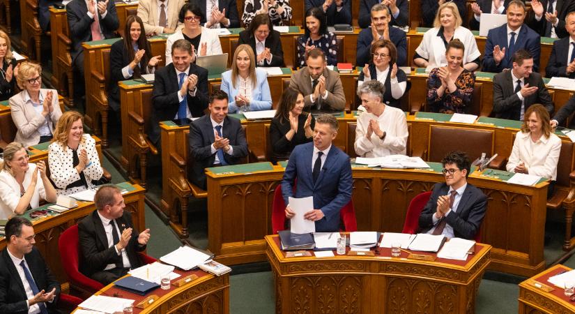 Az állam visszakéri a pénzt a kekváktól, és Orbán sem lehet többet miniszterelnök – megszavazták a tizenhatodik alaptörvény-módosítást