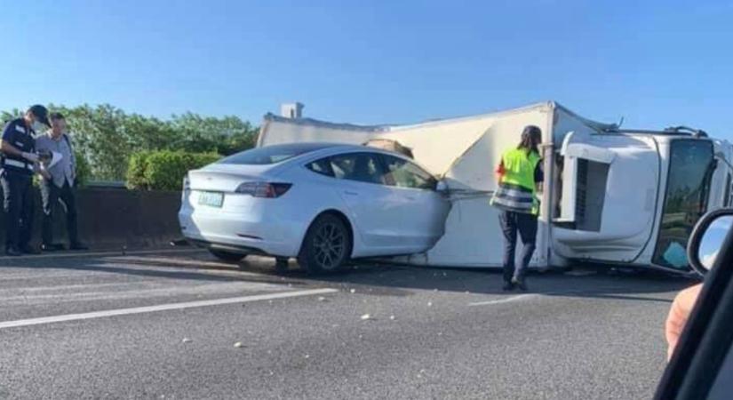 Nekiment a Reuters a Tesla FSD adatainak