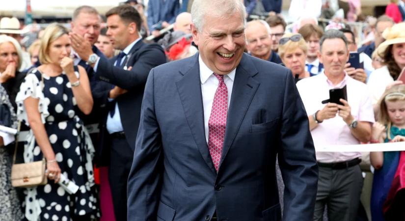 Kártérítést követel a kegyvesztett András herceg