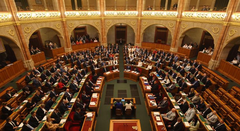 Nem lehet többé miniszterelnök Orbán Viktor – Megszavazta az Alaptörvény módosítását az Országgyűlés