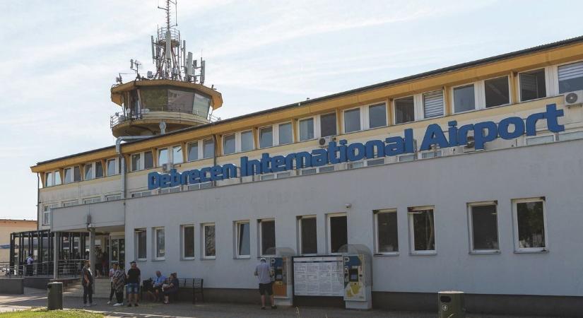 Kétórás út helyett 12 óra türelemjáték: kiborította az egyik utast a Debrecenből tengerre induló repülőgép