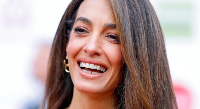 Amal Clooney éveket fiatalodott: elképesztően áll neki ez a retró hajtrend