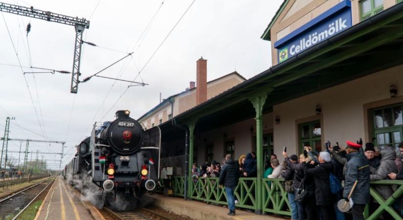 Nosztalgia gőzmozdony robog át Vas vármegyén: ekkor láthatja a Bivalyt