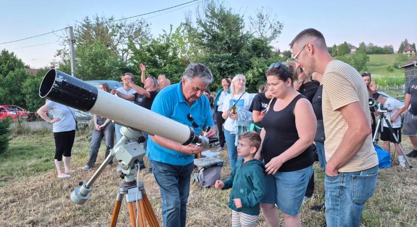 Ilyen se volt még a templomkertben! Gulyással és mókával csalogatták a csillagokat a hegyen (galéria, videó)