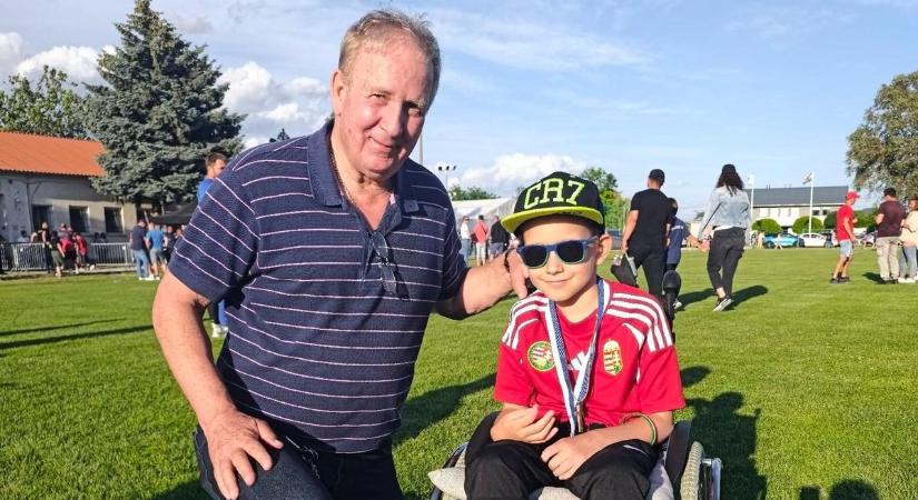 Futball-legendák tették emlékezetessé Noel napját Lábatlanon