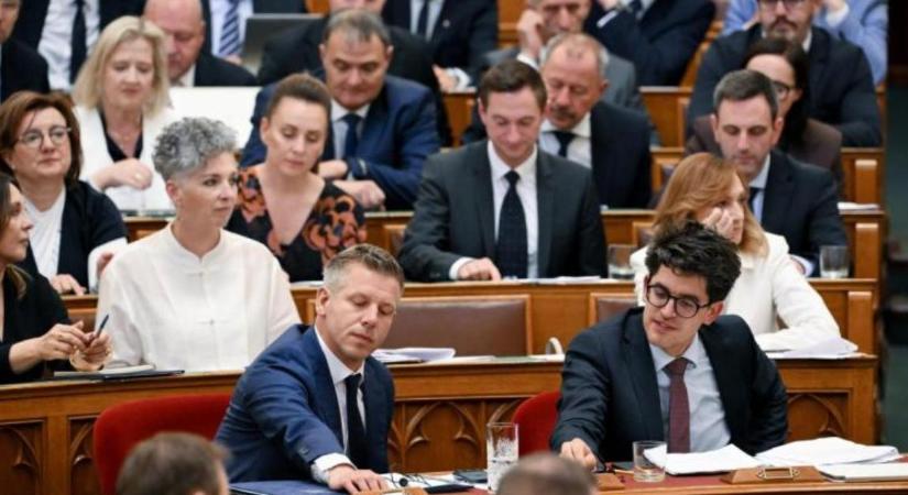 Módosították az alaptörvényt: időkorlátot kapott a miniszterelnöki tisztség