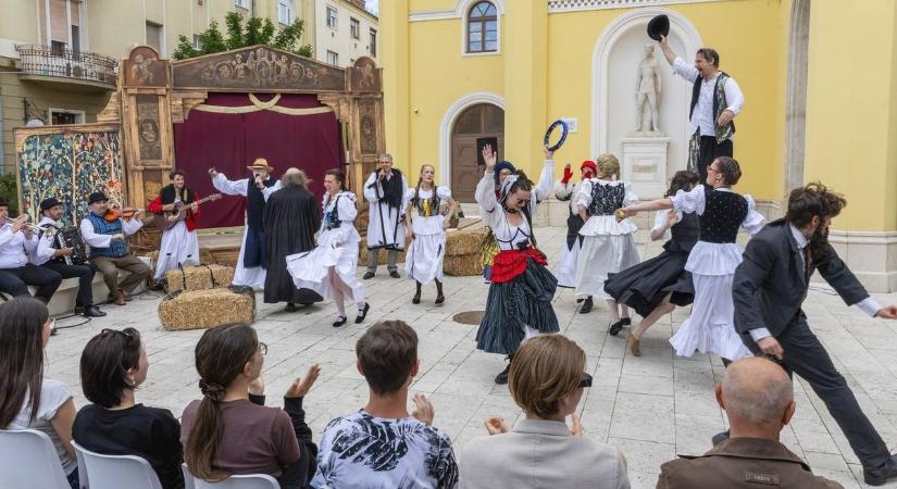 Megnyitották a színházak legnagyobb ünnepét: fergeteges hangulat és látványos produkciók Debrecenben – fotókkal, videóval