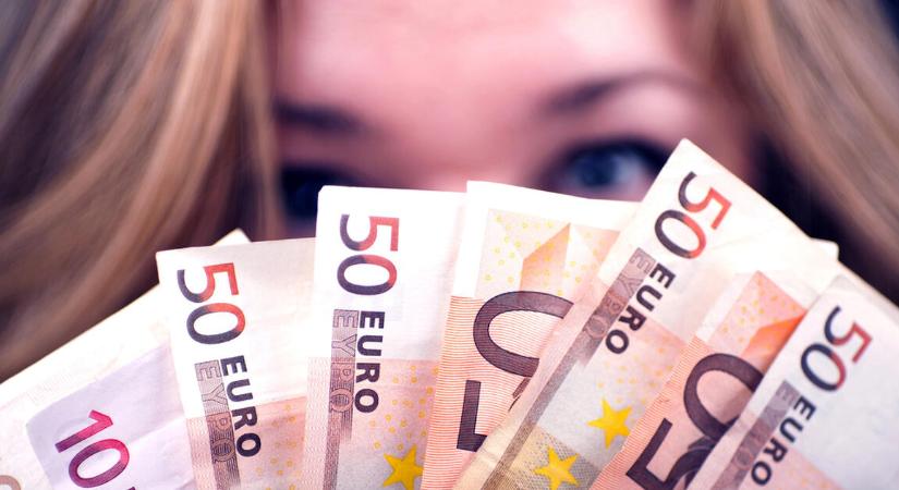 Több mint négy és fél éves csúcson a forint