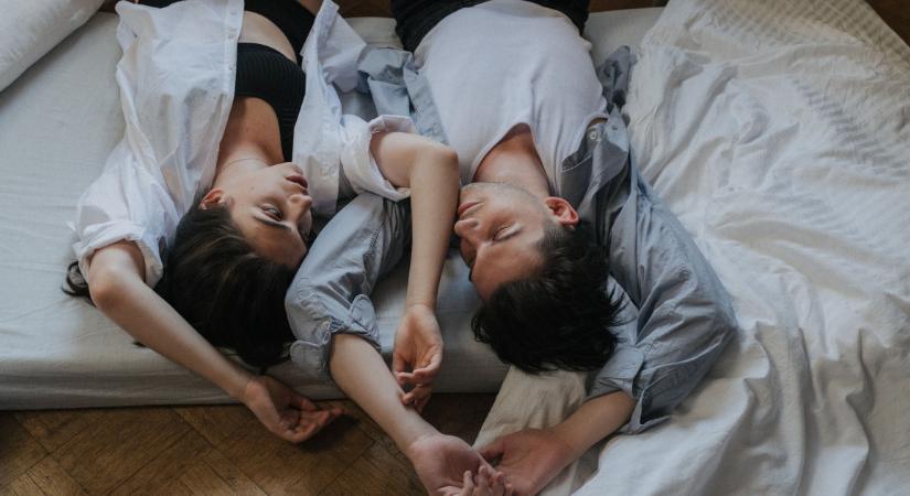 Nem a szexre vágynak a fiatalok? Egy egész generáció gondolja újra az intimitást