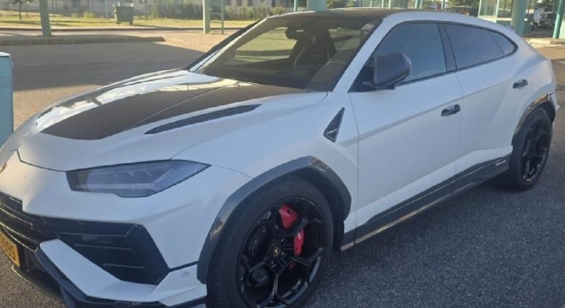 120 milliós Lamborghinit fogtak a határon