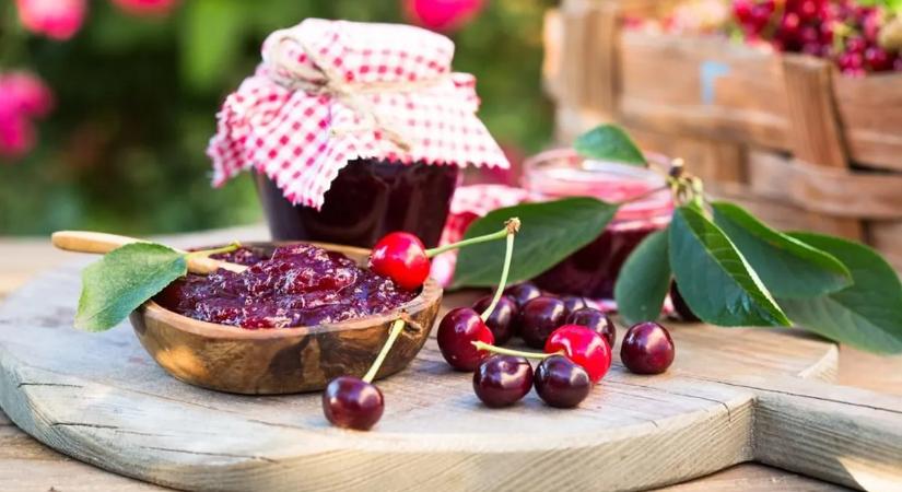 6 meggyes finomság télire: isteni lekvár, befőtt és szörp receptek