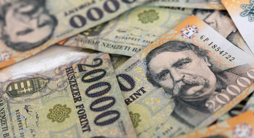 2021 óta nem volt ilyen erős a forint: 350 alatt az euró árfolyama, 300 közelében billeg a dollár