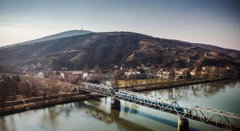 Aláírták a szerződést: Gigantikus hídfelújítások indulnak a Tokaj és Rakamaz közötti vasútvonalon
