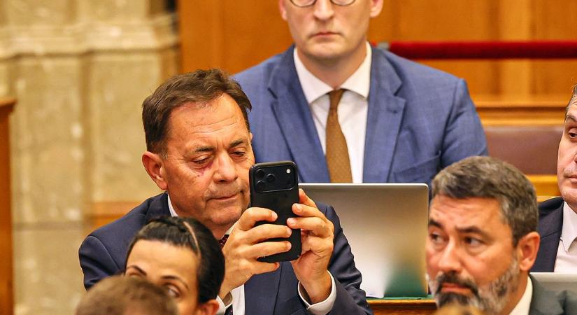 Kamerázó Pócs János, ásító miniszter - Elkaptuk a hétfői parlament ülés legjobb pillanatait - fotók