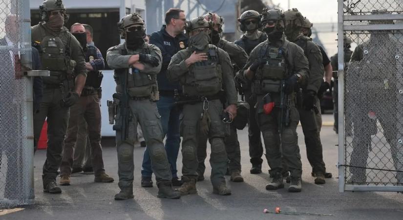Brutális jelenetek az utcán: ICE-ügynököt ütött el a furgon, lövések dördültek