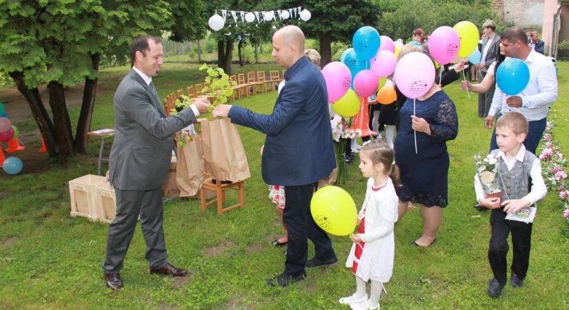 Megható gondoskodás: minden elballagó ovis facsemetét kap a kéthelyi oviban