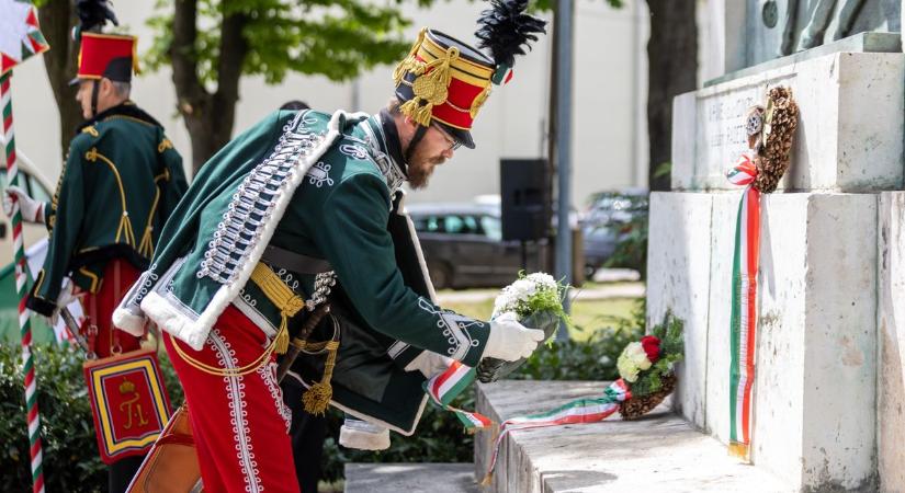 A piavei hősök előtt tisztelegtek Komáromban: 639 Radetzky-huszár emlékét őrzik
