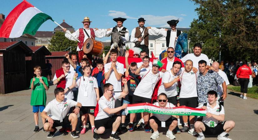 Az ünnepélyes megnyitóval megkezdődött Körmenden a Down-szindrómások kosárlabda vb-je - fotók