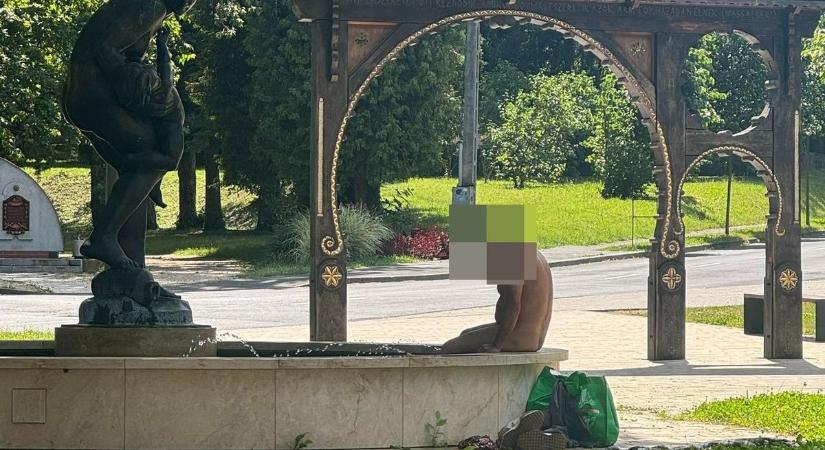 Botrány: meztelenül fürdött egy férfi a zalaegerszegi szökőkútban - fotó