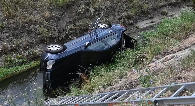 Belehajtott a Rákos-patakba egy autó, daruval kellett kiemelni - videó